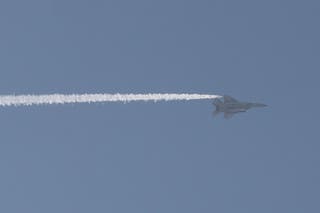 نیروی هوایی اسرائیل F-15 جت جنگنده در بالای صحنه پرواز می کند که موشک های بالستیک ایرانی به ساختمانهای مسکونی در آبجو شبا ، جنوب اسرائیل برخورد کردند